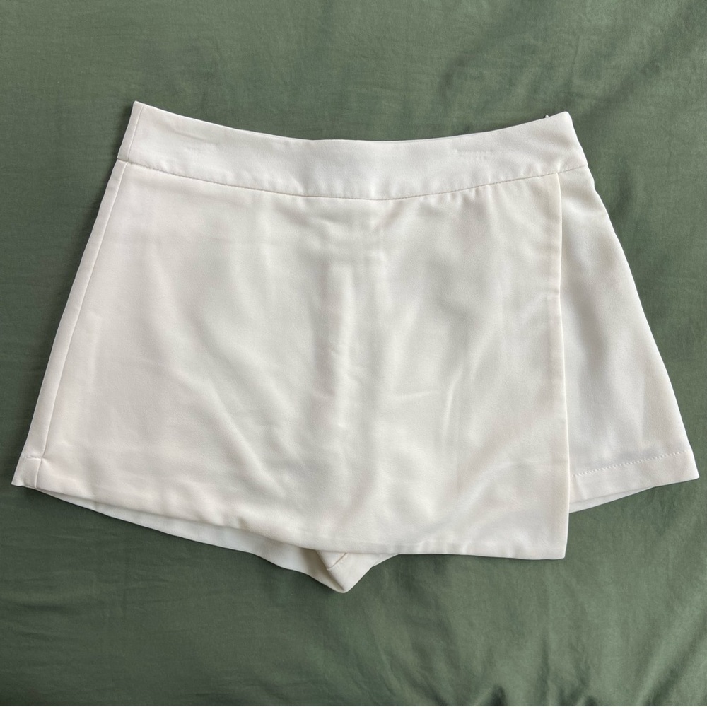 White mini-Skort